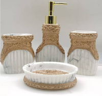 Fabricant OEM ODM d'ensembles de salle de bain décoratifs rétro en résine personnalisés, ensemble de distributeur de savon en polyrésine peint à la main 4 pièces, décoration de style Lodge