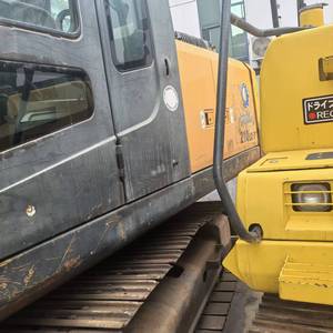 Excavatrice Hyundai d'occasion jaune avec chenilles noires, équipement de construction - Product Image 3