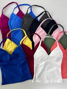 Set Sportivo Donna Personalizzato Senza Cuciture per Palestra e <span class=keywords><strong>Fitness</strong></span>: Top Yoga Halter con Scollo a V e Shorts a Vita Alta Modellanti per Corsa e Yoga all'Aperto - Product Image 2