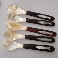 Cuillère et fourchette en forme de coquille avec manches en bois, incrustation en bois de rose motif poisson, finition miroir style caviar, 14 cm