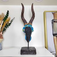 Sculpture moderne en résine turquoise en forme de tête d'antilope, peinte à la main, style tribal, ornement de crâne d'animal pour décoration de table et de maison