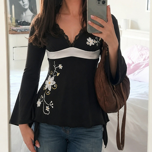 Top de punto con cuello en V y encaje con estampado retro, camiseta de manga larga con mangas acampanadas para mujer, moda casual estilo Y2K vintage. - Product Image 5
