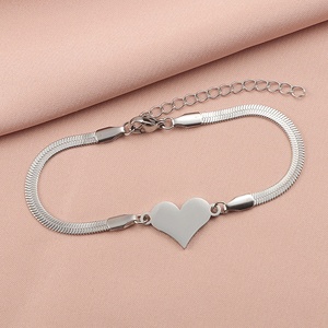 Bracciale con Catena a Serpente Placcato Oro 18K con Charm a Cuore in Acciaio Inossidabile Incidibile per Donne - Product Image 6