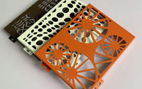 Panneaux en aluminium perforés sur mesure pour la décoration de façades de bâtiments, différents motifs de perforations, tailles et couleurs.
