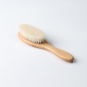 Cepillo de pelo de madera natural con cerdas suaves de cabra, masajeador de cuero cabelludo, cepillo antiestático - Product Image 1