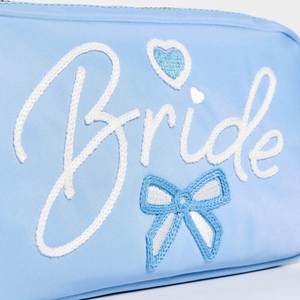 กระเป๋าเครื่องสำอางไนลอนกันน้ำสีน้ำเงินแบบกำหนดเอง เป็นมิตรกับสิ่งแวดล้อม น้ำหนักเบา ปิดด้วยซิป สำหรับกระเป๋าปักชื่อสั้นๆ ผู้หญิงเดินทาง เจ้าสาว ขนาดใหญ่ - Product Image 4