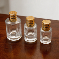Vente en gros de flacons en verre pour cosmétiques, parfums et mascara, avec logo personnalisé, rayures verticales de luxe, bouchon en platine de haute qualité, pompe à vaporiser