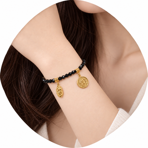 Bracelet à breloques en perles noires pour femme Blueprint, perles en acier inoxydable plaqué or 18 carats, couleur or épaisseur 0,3 mm - Product Image 4