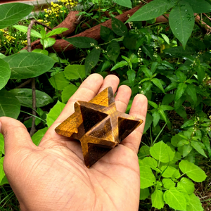 Étoile de Merkaba en œil de tigre, cristal fait main, géométrie sacrée, décoration énergétique pour la méditation, le yoga, la décoration spirituelle de la maison et comme cadeau - Product Image 1