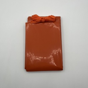 Manta de Emergencia para Supervivencia con Asa en Forma de D, Color Naranja, Material PE, Impermeable, Ligera y Compacta para Uso en Exteriores - Product Image 3