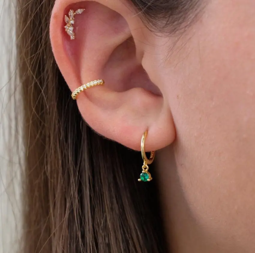 Dainty Green Stone Charm Dangle Earrings 18K Mạ Vàng Thép Không Gỉ Không Gây Dị Ứng Nhỏ Charm Hoop Earrings Đối Với Phụ Nữ