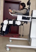 Nouvel exosquelette robotisé avec support dorsal confortable et airbags de protection pour une adaptation facile des patients