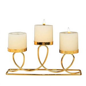 Porte-bougie de table luxueux en métal doré avec trois supports cylindriques pour la décoration de la maison - Product Image 2