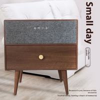 Altavoz Moderno con Carga Inalámbrica, Reproductor de Música para Mesa de Noche y Luz con Sensor, Plataforma de Almacenamiento Inteligente