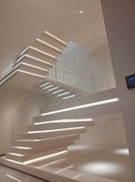 Escaliers à marches empilées au design moderne populaire, marches en pierre de marbre de quartz de luxe avec éclairage LED, garde-corps en verre, escalier en gros