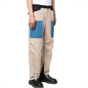 Pantalon cargo beige pour homme avec poches bleues, taille élastique, style workwear, en toile de polyester et coton, respirant, poids moyen - Product Image 3