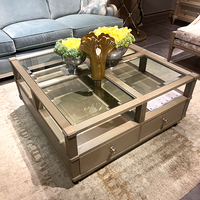 Table basse carrée en bois massif vieilli avec plateau en verre amovible pour le rangement dans le salon