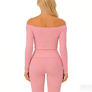 Ensemble deux pièces de sport respirant en Spandex recyclé personnalisé, comprenant un soutien-gorge de sport à col en U et un haut court de yoga à manches longues très élastique - Product Image 2