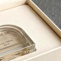 Boîte rigide magnétique personnalisée de style livre blanc pour présentation horizontale de flacon de parfum, pour emballage de parfum sur mesure