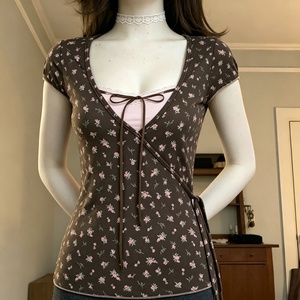 เสื้อยืดลายดอกไม้แต่งผ้าลูกไม้ผูกเอว แขนสั้น สไตล์วินเทจ Y2K ลำลอง ใส่ได้หลายโอกาส สำหรับฤดูร้อน - Product Image 5
