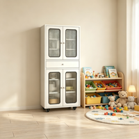 Armoire de rangement de cuisine autoportante blanche, haute et moderne, avec portes supérieures en maille et bas en acier inoxydable