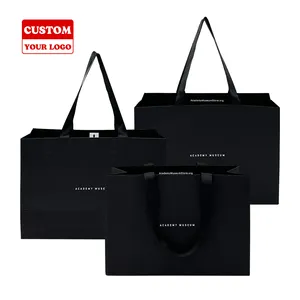 حقيبة ورقية سوداء فاخرة لتسوق الملابس يمكنك وضع شعارك المخصص عليها رسوم كرتونية مربعة لتعبئة الملابس والأحذية والحقائب بطباعة الشاشة