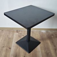 Table à manger carrée avec plateau en stratifié et base en métal noir