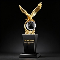 Trophée globe en cristal personnalisé Aigle doré, Aigle en résine sur boule de verre, base en cristal noir, trophée de récompense pour la leadership