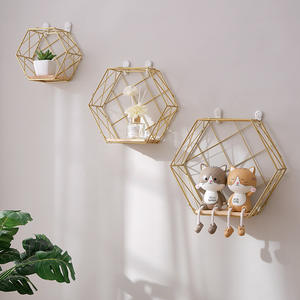 2024 Style Nordique Luxe Léger Métal Artisanat Mural Ornements Géométriques Décoration Maison Étagères Murales Hexagonales en Métal - Product Image 3