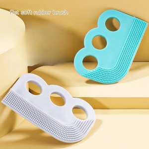 Brosse à tapis double face en plastique souple, anti-peluches et anti-bouloches pour literie, canapé, manteaux et outil d'élimination des poils de tapis - Product Image 1