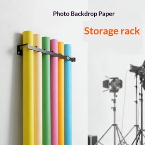 Support mural pour papier de fond de studio avec fentes métalliques – Solution de rangement robuste pour photographes - Product Image 1