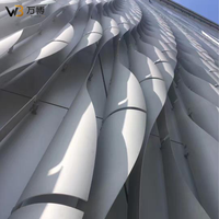 Panneau de mur-rideau en aluminium de forme personnalisée, façade ondulée en arc, revêtement en aluminium pour l'extérieur des bâtiments commerciaux