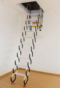 Échelle de grenier télescopique pliante en acier moderne à prix abordable, hauteur extensible de 3 <span class=keywords><strong>m</strong></span>ètres et capacité de charge de 300 kg - Product Image 2