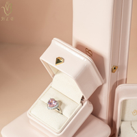 Nouvelle boîte à bijoux en cuir PU brillant rose, coffret de rangement pour bijoux fins, boîte d'emballage pour bagues avec logo personnalisé pour marques de bijoutiers