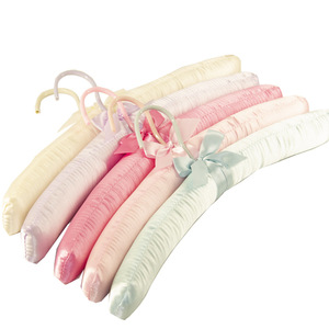 Venta caliente Navidad satén acolchado tela percha para vestido de boda percha Hotel percha - Product Image 3