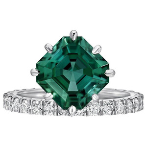 Anello con accento verde smeraldo da donna, minimalista ed elegante, accessorio da dito per feste, idea regalo - Product Image 1