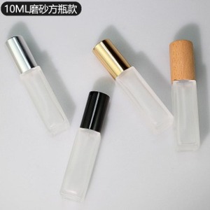 Botella de perfume cuadrada de 10 ml, de vidrio mate, con roll-on y tapa metálica para dispensar muestras de fragancias. - Product Image 1