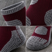 Chaussettes de randonnée personnalisées avec soutien structuré du pied et options d'emballage à marque privée