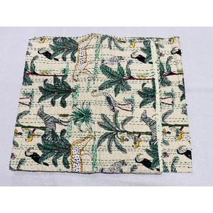 Couvre-lit en coton Kantha, fabriqué à la main avec des méthodes de impression au bloc et des coutures superposées pour une literie durable - Product Image 4
