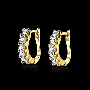 Pendientes Huggie de Oro Blanco E662 con Circonita Redonda Engastada en Garra, Joyería Clásica de Moda para Mujer - Product Image 4