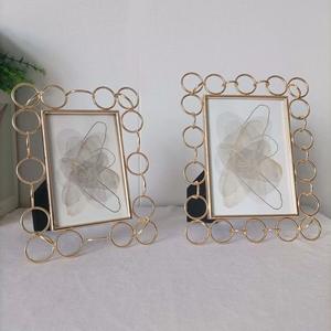 <span class=keywords><strong>Cadre</strong></span> photo personnalisé lumière luxe Cercle d'or <span class=keywords><strong>cadre</strong></span> photo de haute qualité style européen mariage <span class=keywords><strong>cadre</strong></span> photo en métal - Product Image 4