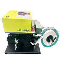 Machine de scellage à angle droit pour l'étiquetage des boîtes à crochets utilisées dans les lignes de production