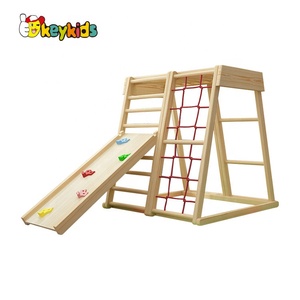 Pyramide d'escalade en bois pour <span class=keywords><strong>aire</strong></span> <span class=keywords><strong>de</strong></span> <span class=keywords><strong>jeux</strong></span> intérieure <span class=keywords><strong>Montessori</strong></span> avec toboggan et balançoires W01F012 - Product Image 2