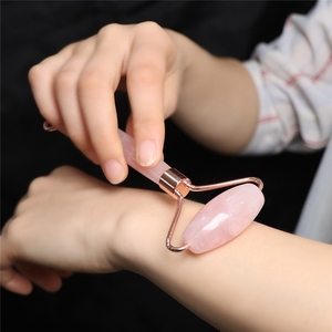 <span class=keywords><strong>Rodillo</strong></span> Facial de <span class=keywords><strong>Cuarzo</strong></span> <span class=keywords><strong>Rosa</strong></span> con Logotipo Personalizado de Alta Calidad, Piedra Natural Auténtica para Masaje Antienvejecimiento y Blanqueador - Product Image 5