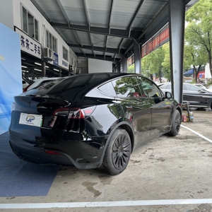 Tesla Model Y d'occasion 2022, best-seller, conduite à gauche, R17, cuir foncé, SUV électrique automatique avec écran tactile de 15 pouces, chauffage - Product Image 4
