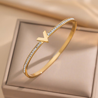 Bracelets manchette en acier inoxydable or rose pour femme Accessoire de mode avec lettre «V» et bracelets en demi-cristal