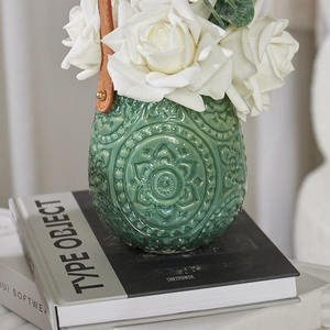 Arreglo Floral Artificial Duradero en Jarrón <span class=keywords><strong>de</strong></span> Cerámica Vintage con Asa <span class=keywords><strong>de</strong></span> Cuero, Decoración para Mesa <span class=keywords><strong>de</strong></span> Oficina en Casa - Product Image 6