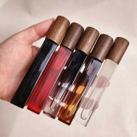 Vente en gros de flacons de parfum en verre avec couvercles en bois de noyer, flacons de parfum carrés, flacons de parfum vaporisateurs de 10 ml, flacons en verre dégradé