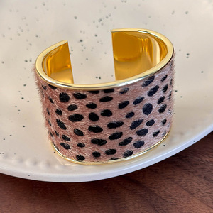 Bracciale aperto da donna vintage in lega galvanizzata con stampa leopardata e zebrata, accessorio da polso - Product Image 5