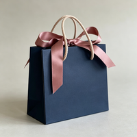 Sacs de shopping en papier kraft écologiques imprimés sur mesure avec logo laminé, sacs cadeaux de luxe pour boutiques de cosmétiques et de parfums